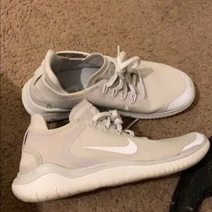 White nike free runs